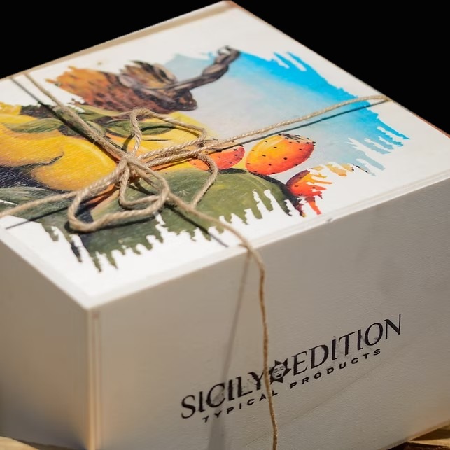 Wooden Special Box with a Sicilian illustration of prickly pears and citrus, tied with twine